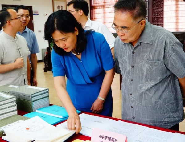 国家卫生健康委党组成员、国家中医药管理局党组书记余艳红(前排左一)在中医药信息研究所调研中医古籍相关工作